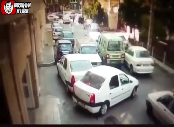 Video :A motorist hits several cars to pass a narrow street!